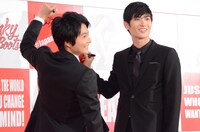 ブロードウェイ・ミュージカル「キンキーブーツ」来日版より、初日レッドカーペットの様子。左から小池徹平、三浦春馬。