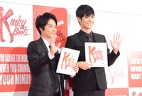 ブロードウェイ・ミュージカル「キンキーブーツ」来日版より、初日レッドカーペットの様子。左から小池徹平、三浦春馬。