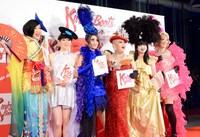 ブロードウェイ・ミュージカル「キンキーブーツ」来日版より、初日レッドカーペットの様子。