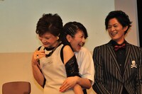 大塚千弘の膝に腰かける久野綾希子。