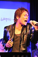 「ダンス・オブ・ヴァンパイア」より「サラへ」を披露した泉見洋平。