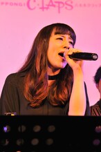 「ALL SHOOK UP」の「A Little Conversation」を披露した玉置成実。