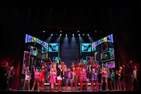 ブロードウェイ・ミュージカル「キンキーブーツ」来日版より、ゲネプロの様子。