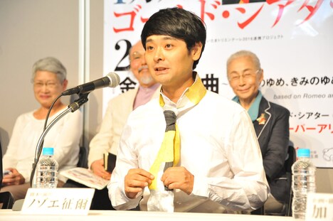 自身のネクタイの話題になり、はにかむノゾエ征爾。