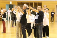 「1万人のゴールド・シアター2016『金色交響曲～わたしのゆめ・きみのゆめ～』」9月に行われた稽古の様子。（撮影：田中亜紀）