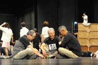 「1万人のゴールド・シアター2016『金色交響曲～わたしのゆめ・きみのゆめ～』」公開稽古の様子。