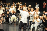 「1万人のゴールド・シアター2016『金色交響曲～わたしのゆめ・きみのゆめ～』」公開稽古の様子。