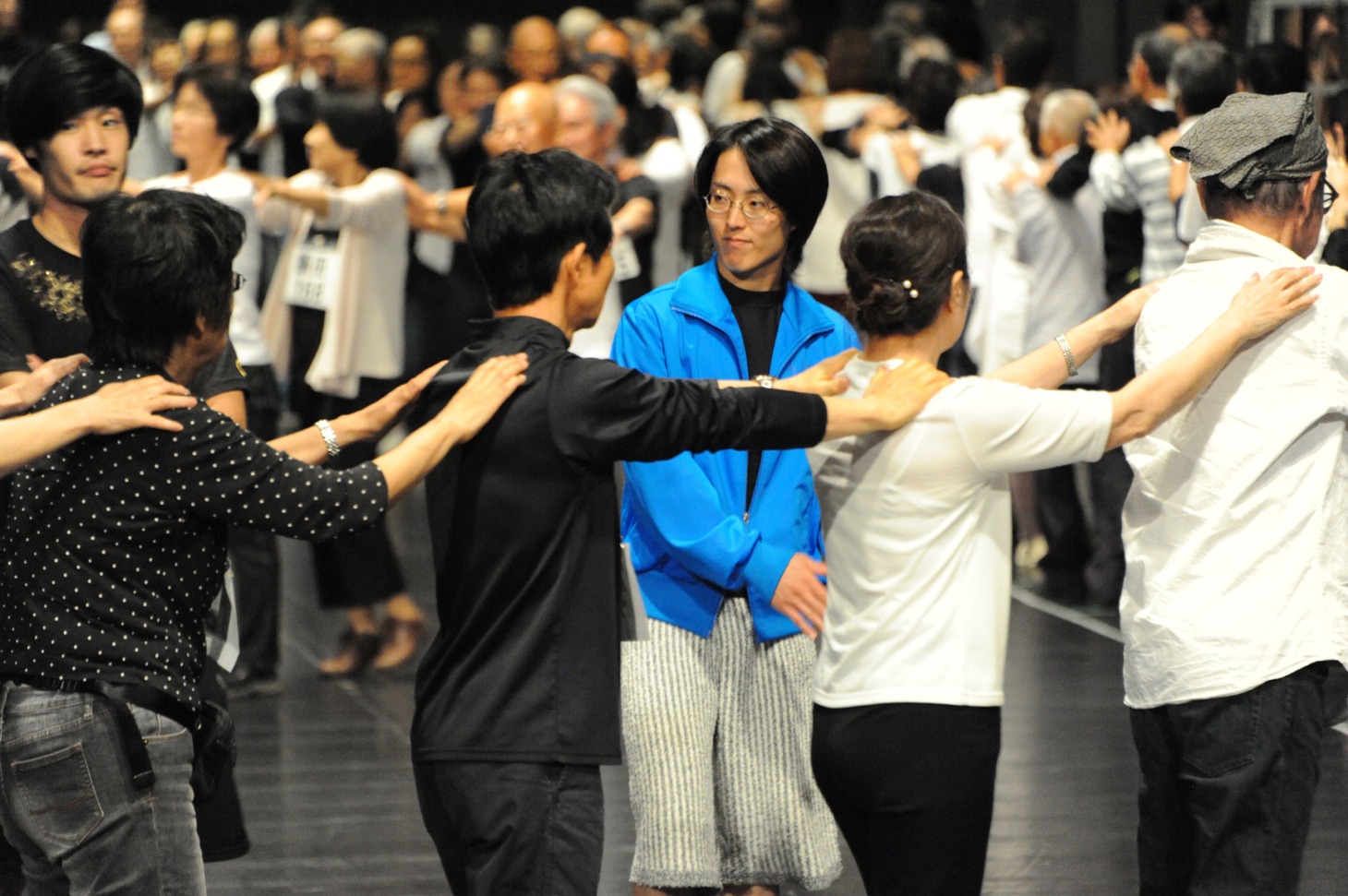 「1万人のゴールド・シアター2016『金色交響曲～わたしのゆめ・きみのゆめ～』」公開稽古の様子。
