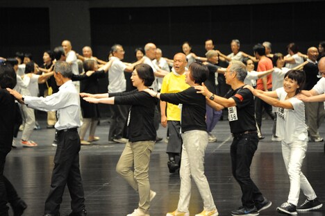 「1万人のゴールド・シアター2016『金色交響曲～わたしのゆめ・きみのゆめ～』」公開稽古の様子。