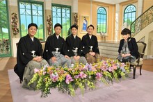 テレビ朝日系「徹子の部屋」より、左から四代目中村橋之助、三代目中村福之助、四代目中村歌之助、八代目中村芝翫、黒柳徹子。(c)テレビ朝日