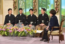 テレビ朝日系「徹子の部屋」より、左から四代目中村橋之助、三代目中村福之助、四代目中村歌之助、八代目中村芝翫、黒柳徹子。(c)テレビ朝日