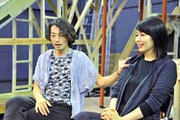 左から森山未來、松たか子。