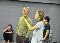 左から串田和美、山田うん。