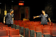 左から菅原永二演じるサム、木村了演じるエイヴリー。