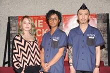 「フリック」囲み取材の様子。左からソニン、木村了、菅原永二。