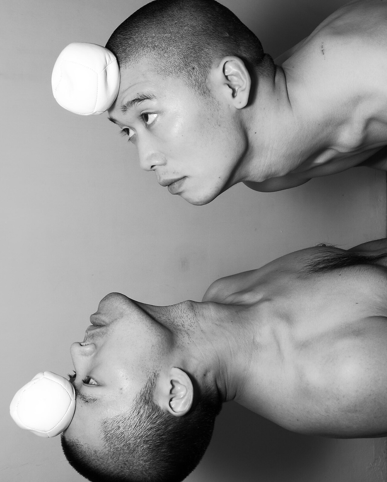 ジャグリングカンパニー頭と口、人間の癖を“白紙に戻す”公演をKAATで