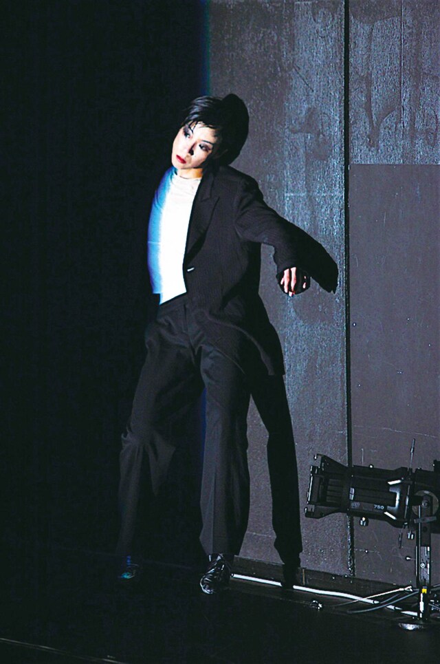 「SHE」より。（Photo by Toshiaki Yamaguchi）