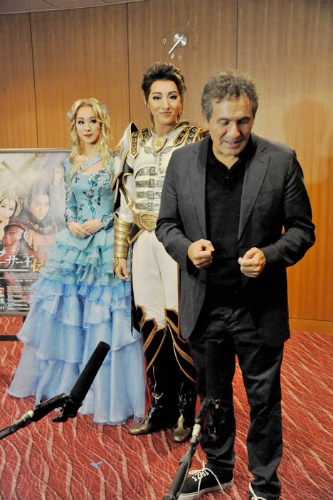 宝塚歌劇団月組「アーサー王伝説」囲み取材の様子。左から愛希れいか、珠城りょう、ドーヴ・アチア。