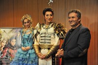 宝塚歌劇団月組「アーサー王伝説」囲み取材の様子。左から愛希れいか、珠城りょう、ドーヴ・アチア。