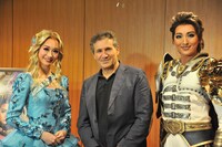 左から愛希れいか、ドーヴ・アチア、珠城りょう。