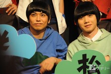 左からカラ松役の柏木佑介、チョロ松役の植田圭輔。