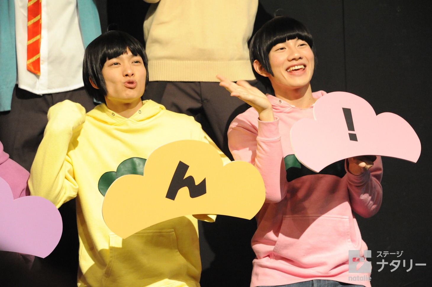 左から十四松役の小澤廉、トド松役の赤澤遼太郎。