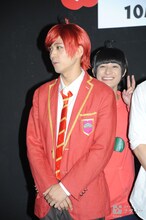 おそ松（F6）役の井澤勇貴の背後から顔を出す、おそ松役の高崎翔太。