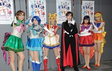 ミュージカル「『美少女戦士セーラームーン』-Amour Eternal-」囲み取材の様子。左からセーラージュピター／木野まこと役の楓、セーラーマーキュリー／水野亜美役の竹内夢、セーラームーン／月野うさぎ役の野本ほたる、タキシード仮面／地場衛役の大和悠河、セーラーマーズ／火野レイ役の小林かれん、セーラーヴィーナス／愛野美奈子役の長谷川里桃。