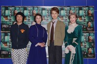 「夜が私を待っている ～ナイト・マスト・フォール～」フォトセッションの様子。左から河原雅彦、秋元才加、入江甚儀、前田美波里。（撮影：御堂義乗）