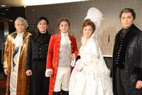 ミュージカル「スカーレット・ピンパーネル」囲み取材より。左から佐藤隆紀（LE VELVETS）、石井一孝、石丸幹二、安蘭けい、平方元基。