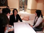 「デルフィニア・カフェ」来店客に挨拶回りをするウォル役の蕨野友也。