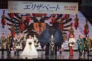 宝塚歌劇「エリザベート」国内上演数1000回達成の挨拶をする朝夏まなと、宙組の出演者。