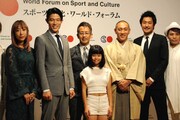 「The Land of the Rising Sun」終演後の記者会見より。左から蜷川実花、鈴木亮平、宮本亜門、物語の軸となる少女、市川海老蔵、猪子寿之。