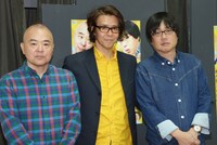 劇団扉座「歓喜の歌」フォトセッションの様子。左から酒井敏也、横内謙介、六角精児。