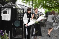 「ラストダンスは私に」歌碑除幕式より。左から真琴つばさ、龍真咲。