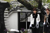 除幕用の紐を手にスタイバイする真琴つばさと龍真咲。