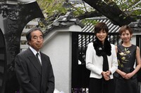 「ラストダンスは私に」歌碑除幕式より。左から岩谷時子音楽文化振興財団の代表理事・島崎春彦、真琴つばさ、龍真咲。