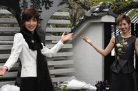 “宝塚らしい”ポーズのリクエストに応える真琴つばさと龍真咲。