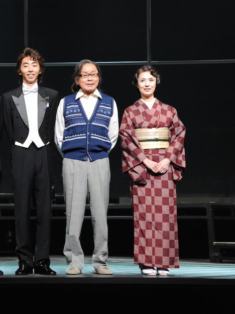 左から柄本時生、ベンガル、剣幸。