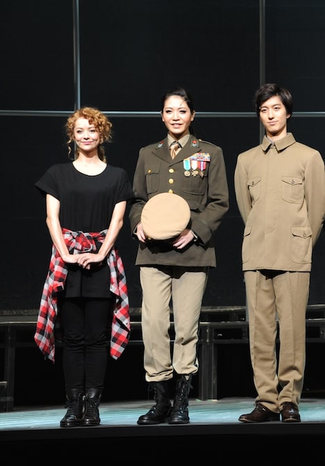 左からAKANE LIV、悠未ひろ、水田航生。