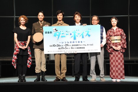 「音楽劇『ダニー・ボーイズ』～いつも笑顔で歌を～」囲み取材の様子。左からAKANE LIV、悠未ひろ、水田航生、柄本時生、ベンガル、剣幸。