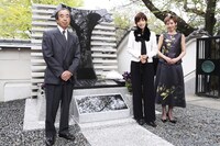 「ラストダンスは私に」歌碑除幕式より。