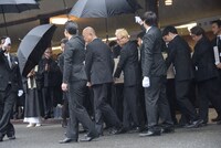 平幹二朗の葬儀の様子。