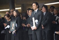 平幹二朗の葬儀の様子。