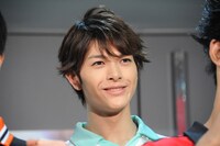 「ハイパープロジェクション演劇『ハイキュー!!』“烏野、復活！”」フォトセッションより、及川徹役の遊馬晃祐。