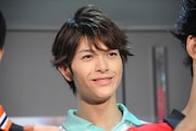 「ハイパープロジェクション演劇『ハイキュー!!』“烏野、復活!”」フォトセッションより、及川徹役の遊馬晃祐。