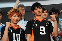 「ハイパープロジェクション演劇『ハイキュー!!』“烏野、復活！”」フォトセッションより、日向翔陽役の須賀健太、影山飛雄役の木村達成。