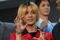 「ハイパープロジェクション演劇『ハイキュー!!』“烏野、復活！”」フォトセッションより、孤爪研磨役の永田崇人。