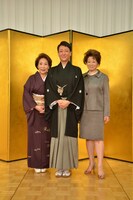 左から波乃久里子、市川春猿、水谷八重子。