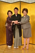 左から波乃久里子、市川春猿、水谷八重子。